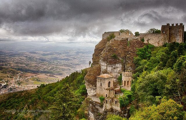 Widok z góry na osadę Erice na Sycylii
